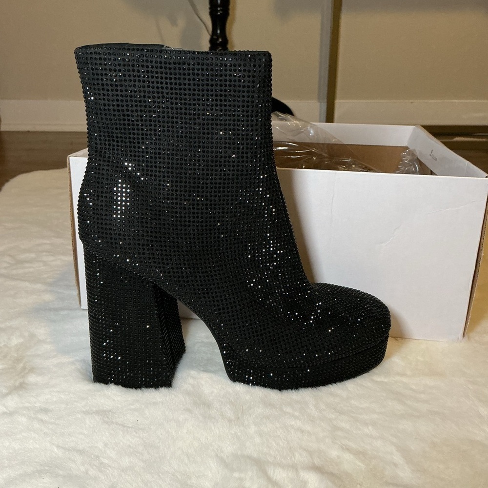 Elegant Black Ankle Boots - Picture 1 of 4